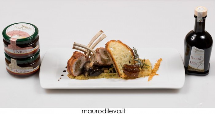 Lombetto di agnello delle Dolomiti Lucane con cuore  di Uva rosa di Pisticci caramellata su schiacciatina di patate a concassè di Fico rosa di Pisticci caramellato, dripping al Ficotto, erbette campestri al salto, funghi cardoncelli   e vela di pane crocc